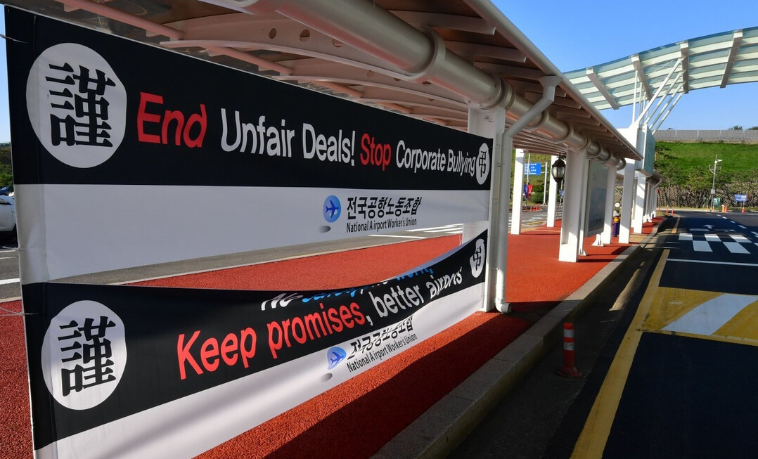 Striking Banners Gre...