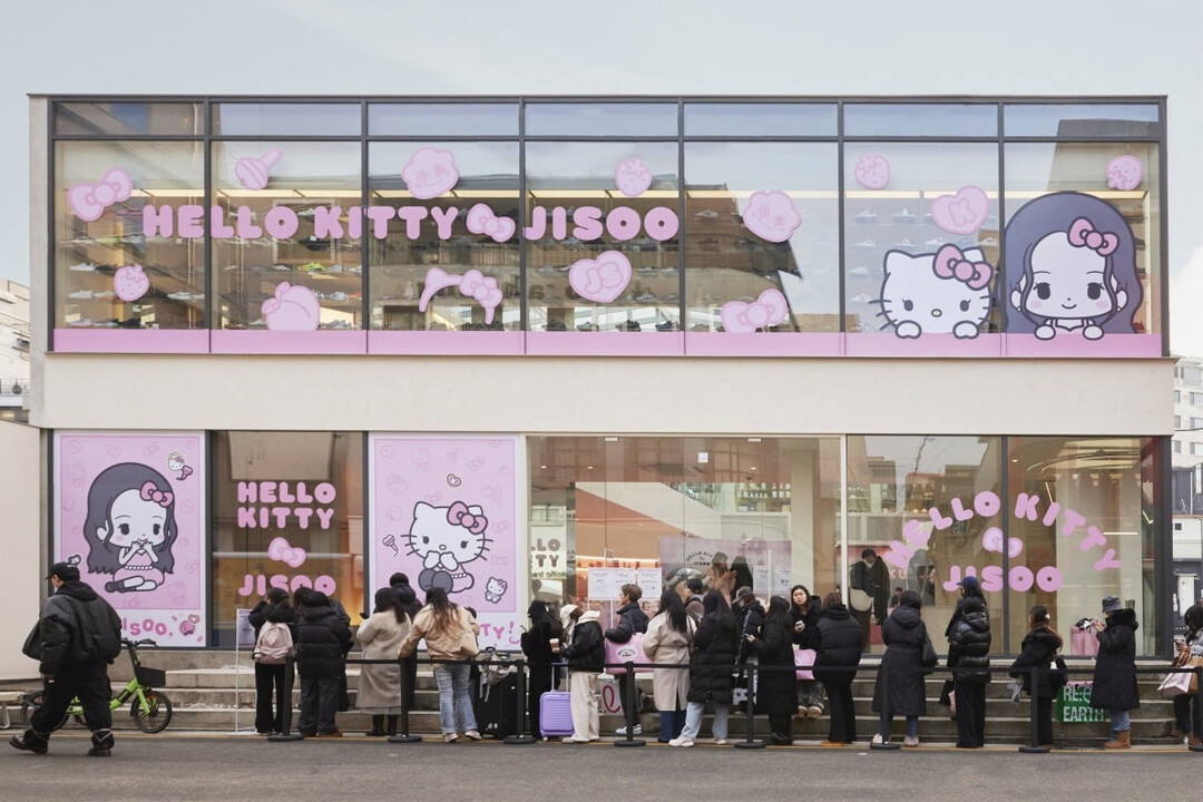 Long Queues in Sub-zero Temperatures: Hello Kitty Meets Jisoo as MZ Generation Flocks to Pop-up Store