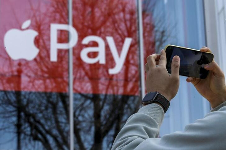 Card Issuers Caught in the Crossfire of Samsung-Apple Pay Fee War