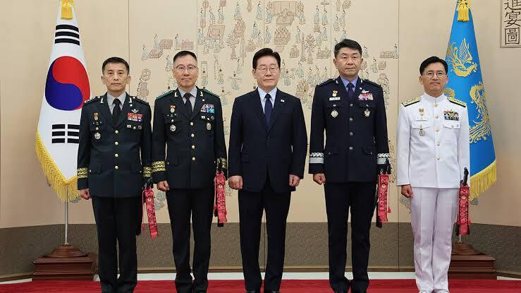 President Lee Jae-myung Bestows Ceremonial Sword Ribbons on Newly Promoted Generals