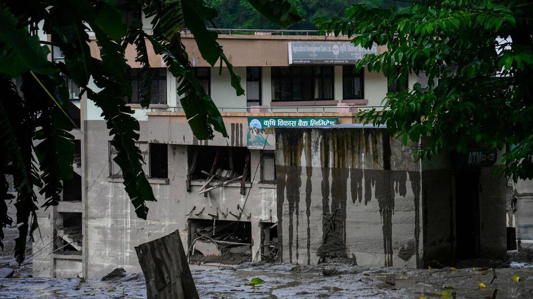 10 Minutes Before Flood: “Run to High Ground Right Now”… 900 Students’ Lives Saved by Urgent Response