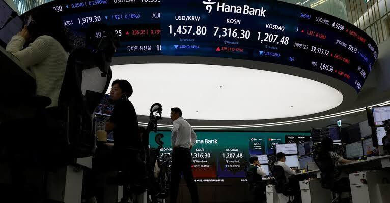 Foreigners Net Sell 1.7 Trillion Won; KOSPI Surrenders 7,000 Mark While KOSDAQ Surges Nearly 3%