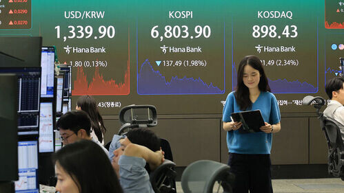 "Exchange Rate to Drop Further": Won-Dollar Falls to 1,330 Won Range as Exporters Begin Selling Dollars