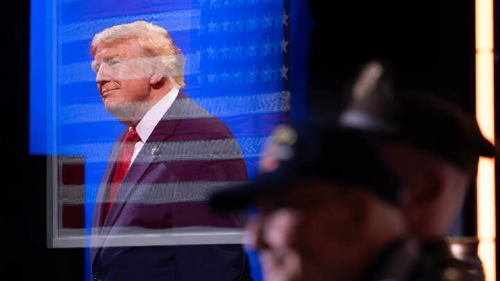 Trump's Approval Rating Hits Successive Lows Ahead of Midterms; 70% Oppose Economic Policies 